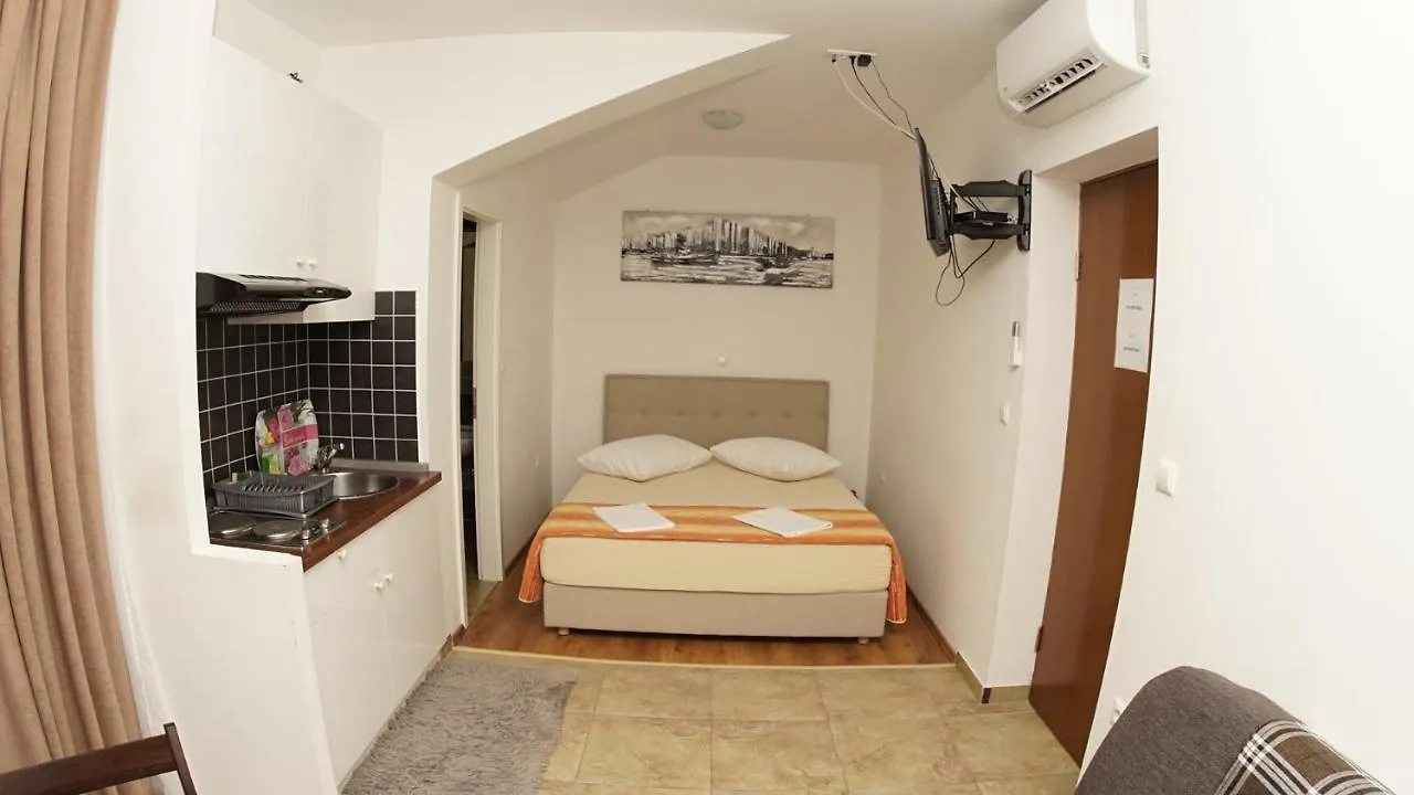 Inviting Apartment 14 Sleeps 3 Guests Split